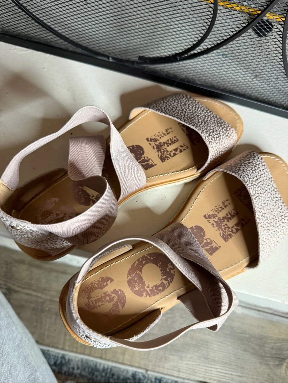 Sorel Ella Sandals Pinkish-Rose Metallic Textured Leather Toe Strap Size 10.5